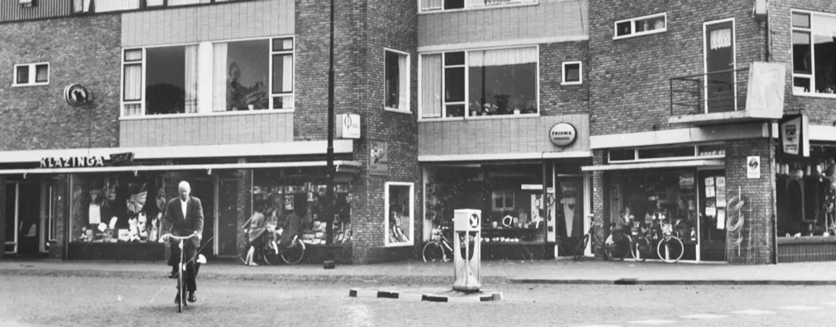 Surhuisterveen omstreeks vijftig jaar geleden — winkelstraat met een fietser